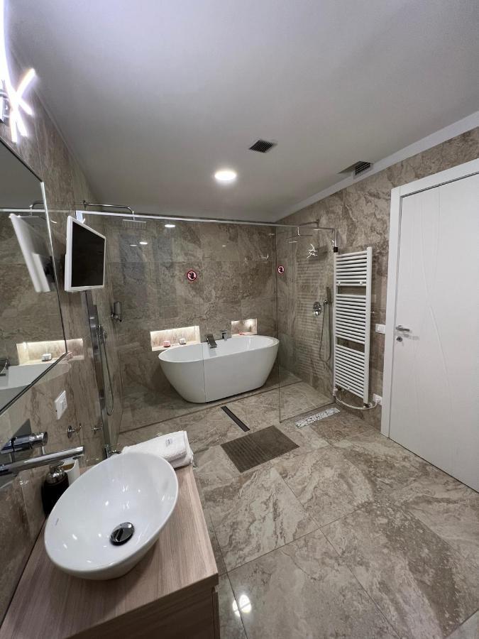 Luxury 1 Al Duomo Di Parma Apartment Exterior foto
